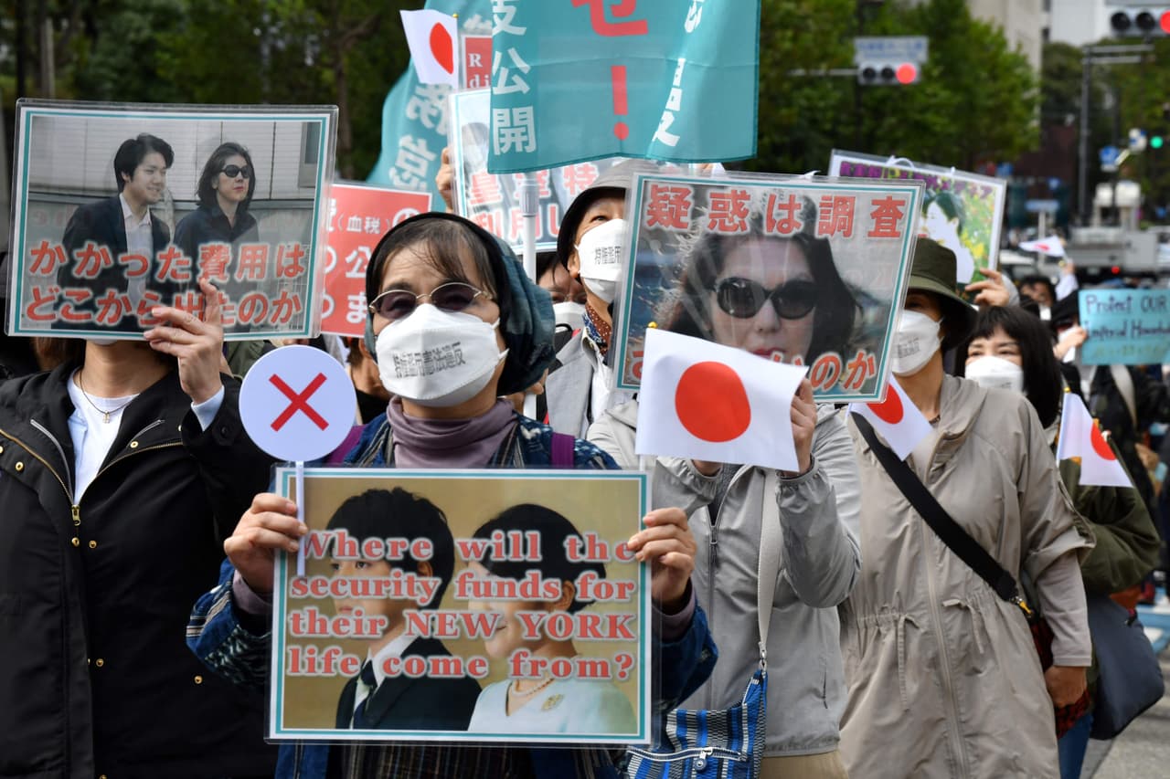 Los inconformes protestaron hasta el mismo día de la boda de Mako y Kei. “Reconozco que hay distintas opiniones sobre nuestro matrimonio. Muchas disculpas a quienes les causamos problemas. Estoy agradecida con quienes han estados preocupados en silencio por nosotros, o aquellos que siguen apoyándonos sin dejarse confundir por información sin base”, dijo la sobrina del emperador.