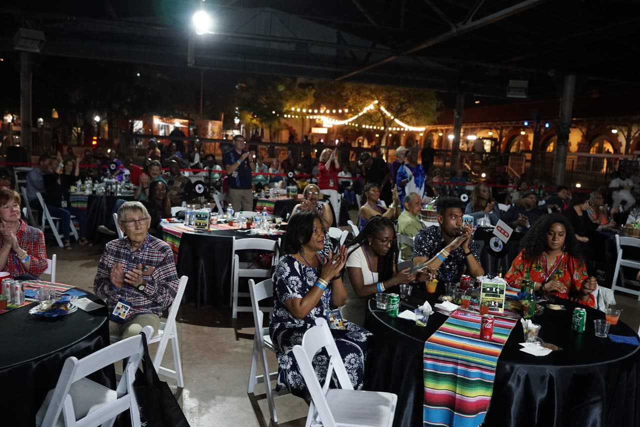 <h2 class="cms-H2-H2">Fiesta Family Blues Festival</h2>
<br>
<ul>
 <li class="li1">Cuándo: 28 de abril</li>
</ul> 
<ul>
 <li class="li1">Hora: 17:00 a 23:00 horas</li>
</ul> 
<ul>
 <li class="li1">Dónde: The Espee Pavillion</li>
</ul> 
<ul>
 <li class="li1">Qué es: Evento que este año será dedicado para recordar a Ellis Griffin, ciudadano de San Antonio y músico de blues.</li>
</ul> 
<ul>
 <li class="li1">Costo: 45 dólares</li>
</ul>