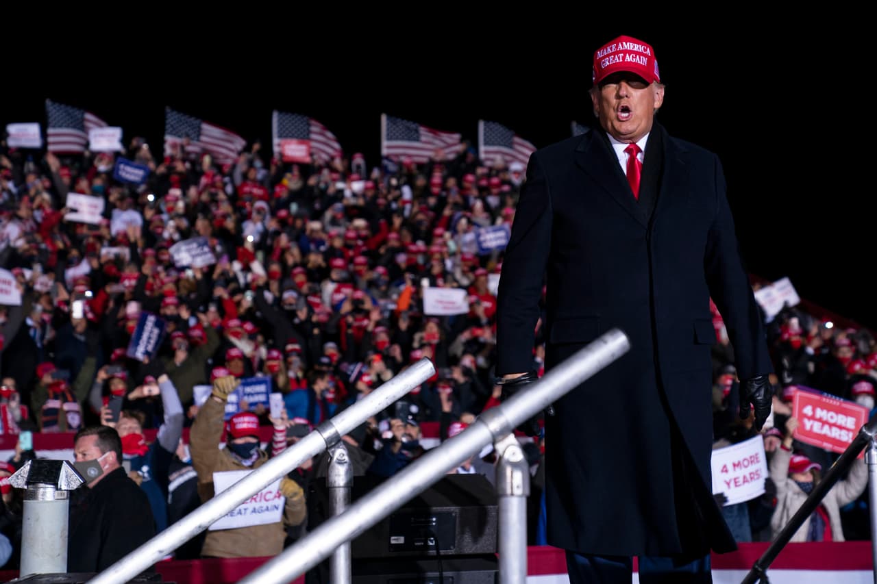 El presidente Donald Trump llega para un mitin de campaña en el Aeropuerto Regional de Kenosha, Wisconsin. Allí estuvo acompañado de 
<a href="https://twitter.com/business/status/1323461449847574528?s=20" target="_blank">su hijo Donald Trump Jr</a>. quien se dirigió hacia el público y les pidió salir a votar y llevar a sus amigos para 
<b>no solo seguir haciendo grande a Estados Unidos "sino que también podemos hacer llorar a los liberales". </b>