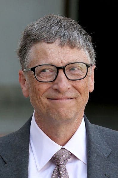 Ingresó a Harvard en 1973, y dos años después dejó la escuela para iniciar su propia compañía junto a Paul Allen. Gracias al programa de computación BASIC, Microsoft se embolsó un millón de dólares en su primer año.