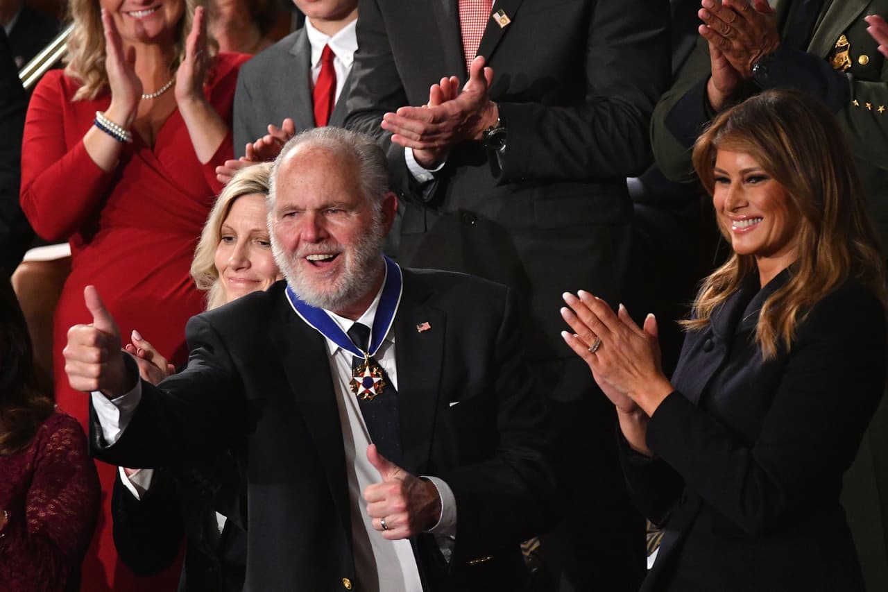 Rush Limbaugh, comentarista de radio conservador, saluda después de que la primera dama, Melania Trump, le otorgara la Medalla de la Libertad.