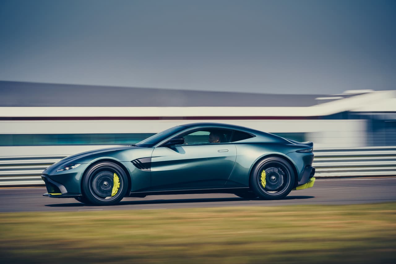 Frente a la versión ‘regular’ del Vantage la potencia no varía, pero disminuye el torque en 44 libras-pie, de 505 a 461 lb-pie, para maximizar la vida de la transmisión manual.
