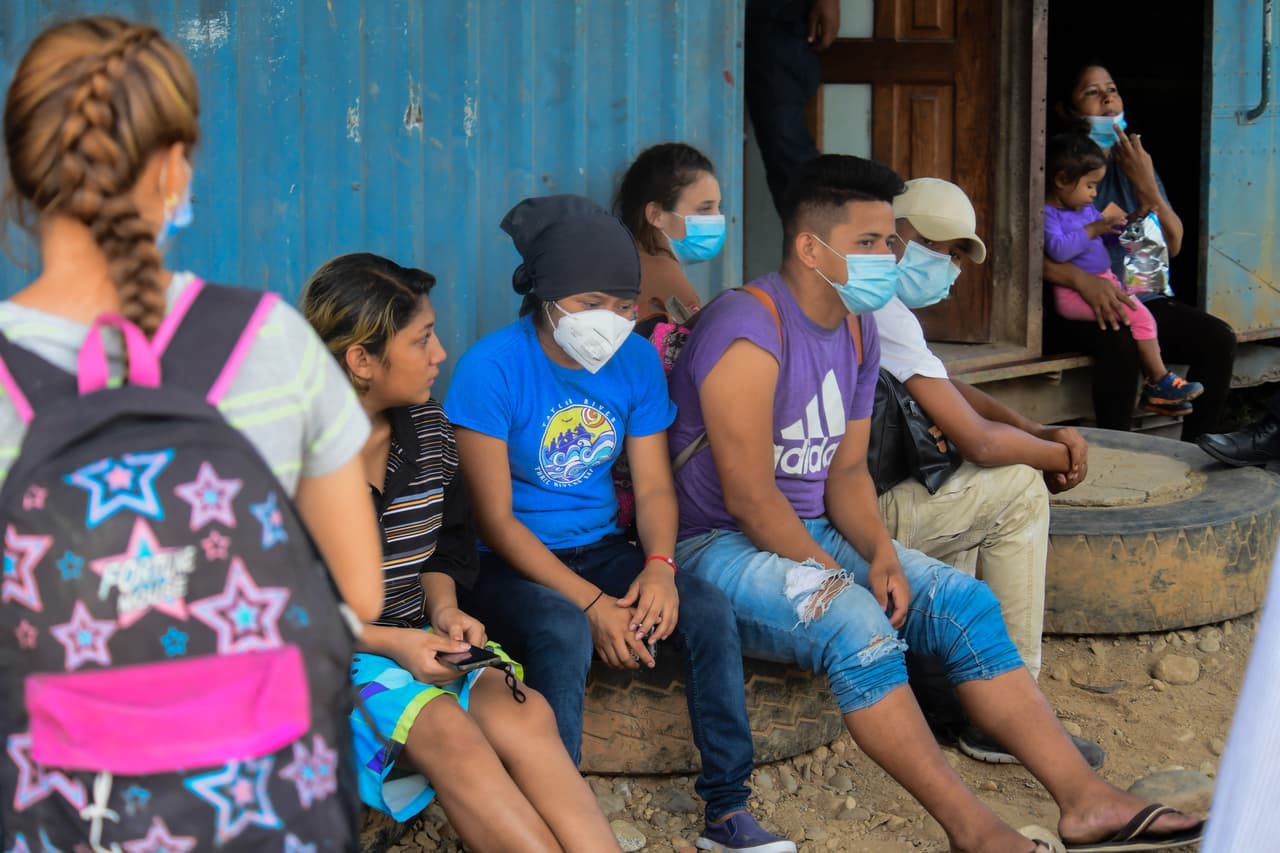 La mayoría de los inmigrantes que han llegado a la frontera sur de Estados Unidos en los últimos años han salido de los países del llamado Triángulo Norte: Guatemala, Honduras y El Salvador. La violencia de las pandillas y la falta de oportunidades económicas son las principales razones por las que los migrantes dicen que se van. "He tomado la determinación de emigrar porque tengo un niño de dos años y el otro va a cumplir un año, y con el trabajo que yo tengo no me alcanza para la renta, luz, comida y agua", dijo a la AFP Carlos Alfredo Gómez, originario del puerto caribeño de Trujillo. En casa dejó a los niños y a su esposa.