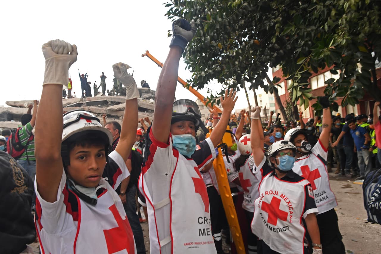 Un grupo de rescatistas de La Cruz Roja de México indican que es el momento de guardar silencio. El más mínimo sonido orienta a los expertos sobre dónde podrían encontrarse los sobrevivientes en los escombros.