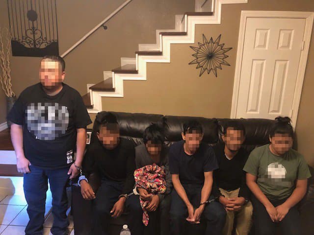 Se cree que esta actividad ilícita no se ha visto afectada con las caravanas de migrantes que se presentan en la frontera para pedir asilo a Estados Unidos. Estos seis migrantes, por ejemplo, fueron descubiertos en otra casa de seguridad en Laredo, Texas, el 5 de agosto de 2019. Llegaron desde México, Guatemala y Honduras.
