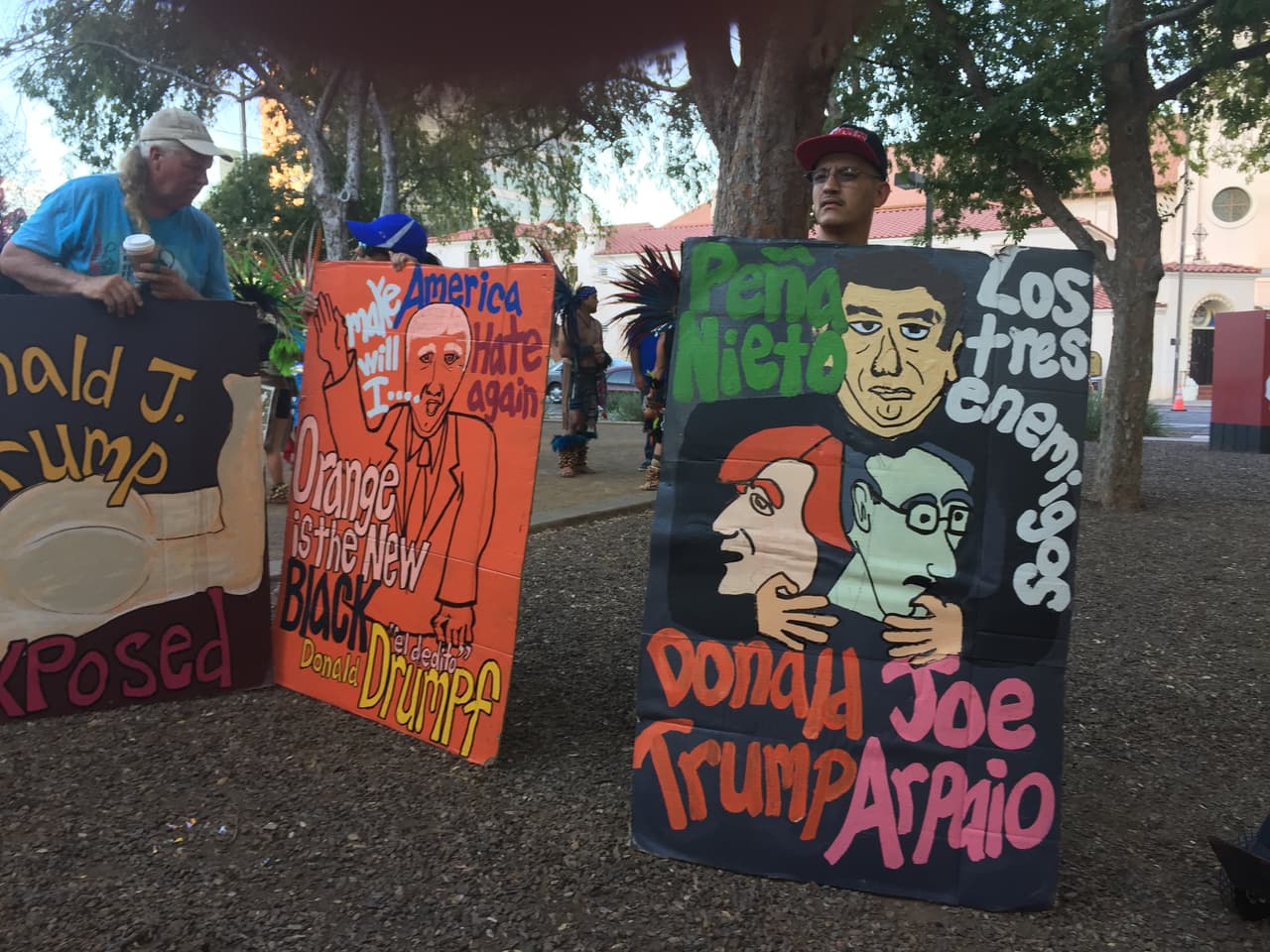 Con carteles rechazaron la visita de Donald Trump a Phoenix.