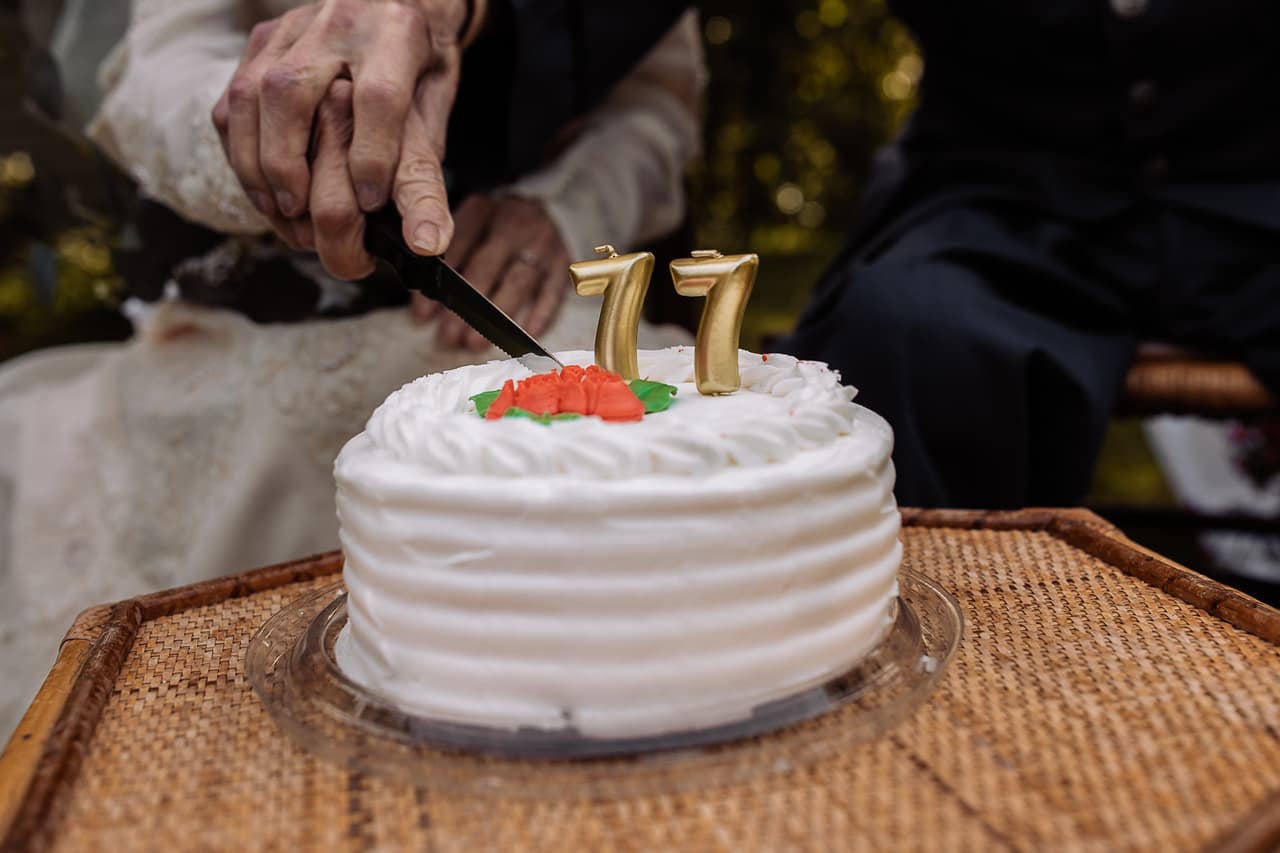King volvió de la guerra y, 
<b>77 años después de aquella modesta unión</b>, el 28 de septiembre pasado, ambos fueron sorprendidos por personal del 
<a href="https://www.facebook.com/stcroixhospice/posts/3886880424745954" target="_blank">St. Croix Hospice de Strawberry Point</a>, ubicado en Oelwein donde aún viven, al organizarles una celebración para que pudieran tener las fotos que la guerra no les permitió en su momento.