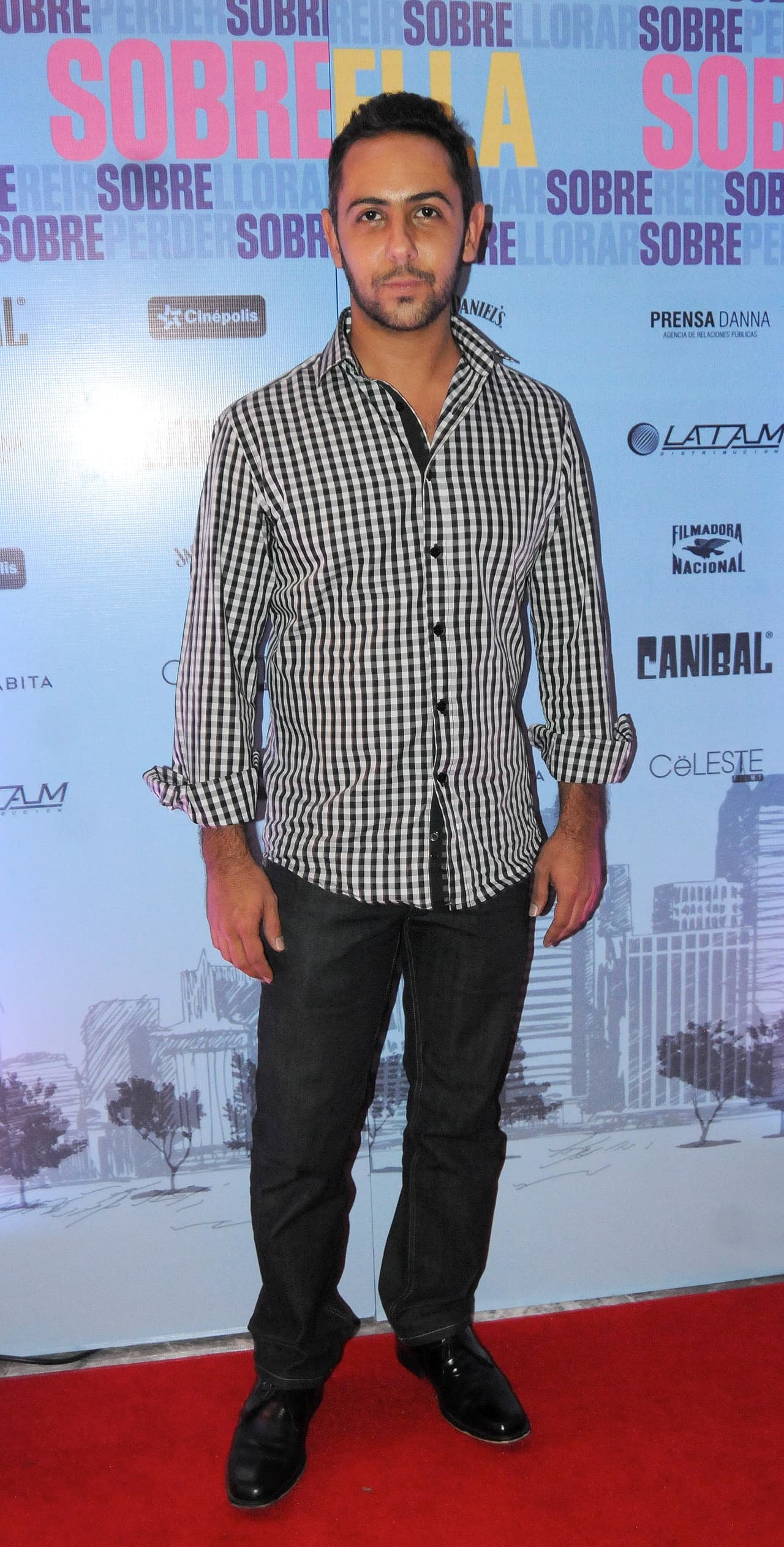 En el 2002 se graduó del Centro Universitario de Teatro de la UNAM. Poco a poco comenzaron a llegar más proyectos cinematográficos a su vida, como en el 2003 cuando obtuvo su primer protagónico en la cinta 
<i>Sobreviviente</i>.