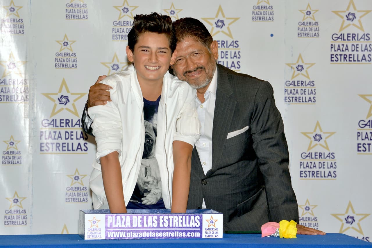 "Él 
<b><a href="https://www.univision.com/famosos/emilio-osorio-dice-que-no-necesita-ir-a-un-motel-para-tener-intimidad-por-la-educacion-sexual-que-le-dio-niurka-fotos" target="_blank">era como muy educadito</a></b>, demasiado educadito", dijo sobre sus sospechas. 
<br>