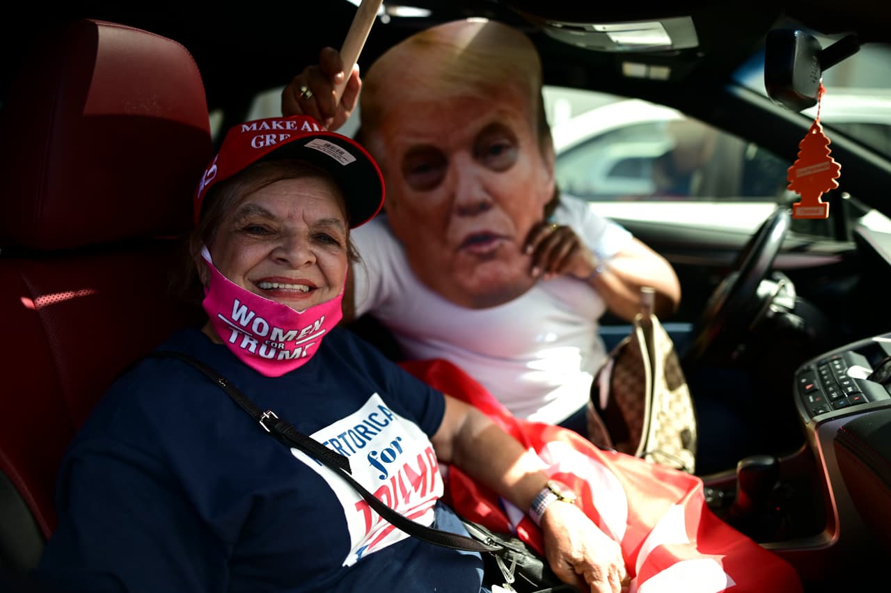 La exsenadora, Miriam Ramírez de Ferrer, también asistó a la caravana y posa para la cámara momentos antes de que comenzara el evento.