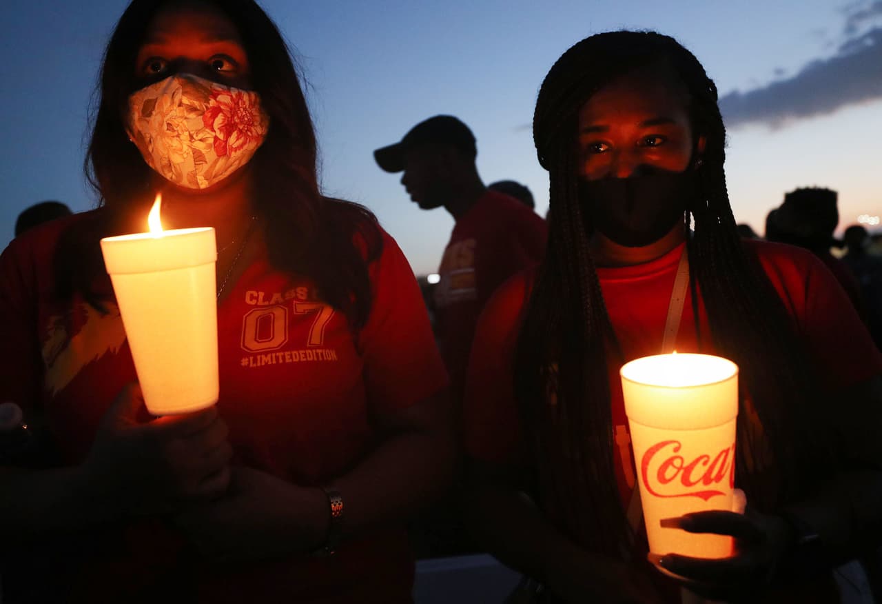 Exalumnos y estudiantes de la Escuela Secundaria Jack Yates en Houston, Texas, participan en una vigilia en el campo deportivo en honor a George Floyd, quien destacó como jugador de fútbol américano. Esta fue uno de los varios eventos en memora por el afroestadounidense que se ha convertido en el símbolo de la lucha contra el 
<a href="https://www.univision.com/temas/abuso-policiaco">abuso policiaco</a>.