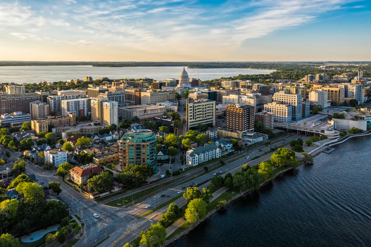 <b>Puesto 19 de las ciudades donde el salario rinde más | Madison, Wisconsin</b>
<br>
<br>🔘 El ingreso promedio anual de un hogar en esa ciudad es de $67,565.
<br>🔘 Los cheques que recibe un hogar quincenalmente ascienden a $2,599.
<br>🔘 El monto de cubrir las necesidades básicas es de $1,235.
<br>🔘 Por ello, sobran $1,364 de cada cheque.