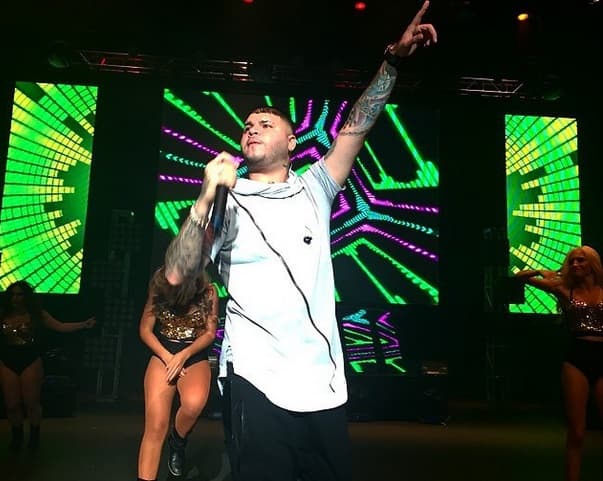 Soñaba con hacer música, pero su vida era la calle. Carlos Efrén Reyes Rosado, mejor conocido como ‘
<b>Farruko</b>’, comenzó su carrera mientras forcejeaba con la cultura del crimen en Puerto Rico.