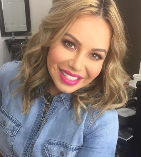 <b>Chiquis Rivera</b> 
<a href="https://www.univision.com/famosos/chiquis-rivera-cree-que-la-vida-de-quienes-la-critican-debe-ser-muy-triste-y-ora-por-ellos-video">tampoco es ajena a los comentarios negativos</a> sobre su físico, pero la heredera de la música regional ha aprendido a hacerse de oídos sordos a las críticas y poner por encima de todo su amor propio.