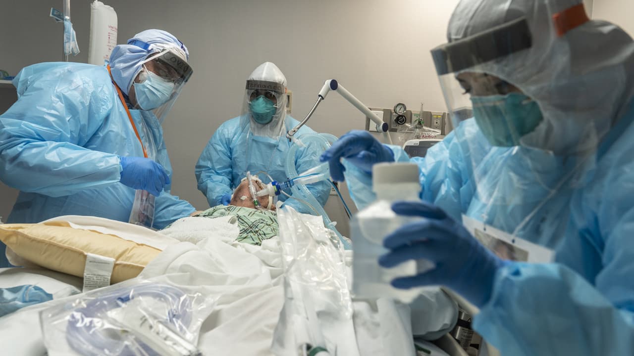 Desde finales de noviembre de 2020 la explosión de casos, hospitalizaciones y muertes por coronavirus aumentaron aceleradamente, colapsando los sistemas de salud estatal.