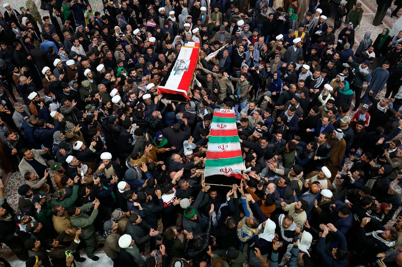 Los restos del general iraní Qassem Soleimani son llevados en hombros por ciudadanos en Najaf, Irak, el 4 de enero del 2020. (AP Photo/Anmar Khalil)