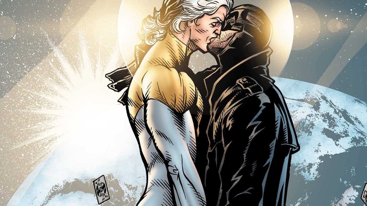 <b>Apollo</b>
<br>Es el marido de Midnighter y tiene poderes muy parecidos a los de Superman, al poder absorber la radicación solar y conseguir superfuerza, invulnerabilidad, habilidad para volar y el lanzar rayos de energía de sus manos y ojos.