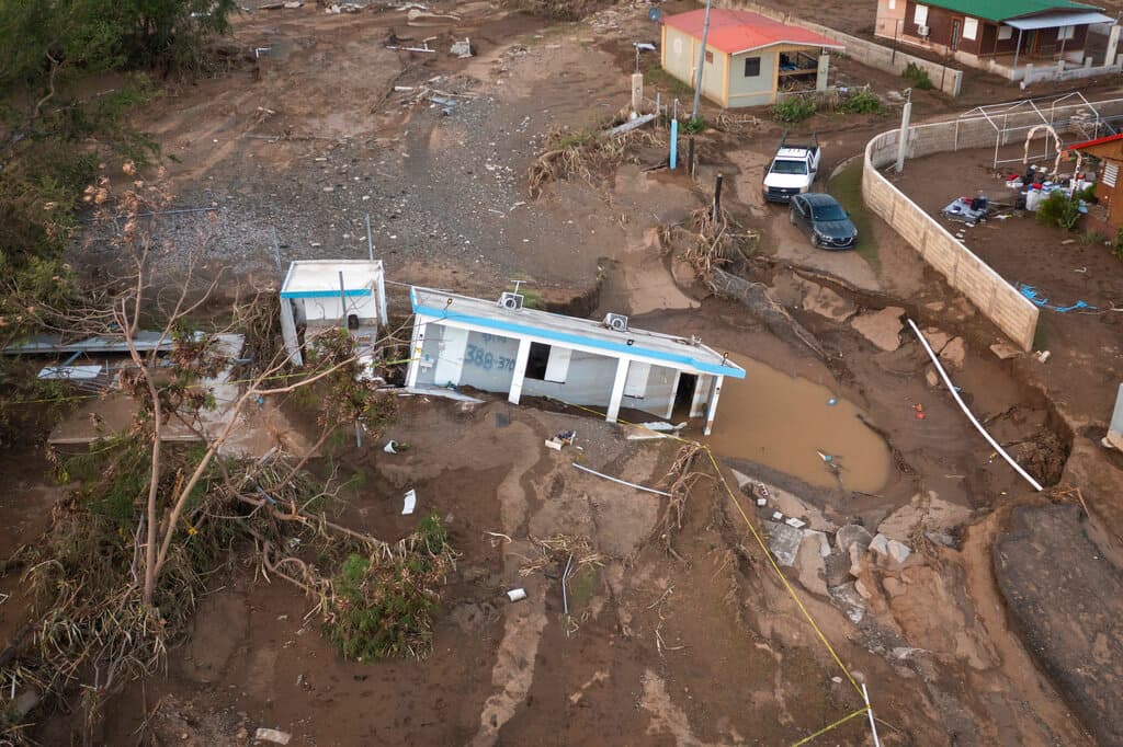 El huracán Fiona tocó tierra brevemente en Puerto Rico en horas de la tarde del 18 de septiembre, cerca de Punta Tocón, Lajas, con vientos máximos sostenidos de 85 millas por hora (140 kmph), un huracán cateogría 1. Su pasó dejó carreteras intransitables, áreas inundadas, viviendas destruidas, deslaves y postes de electricidad caídos. 
<a href="https://www.univision.com/noticias/huracanes/desastre-mayor-casa-blanca-puerto-rico-impacto-fiona">La Casa Blanca declaró un 'desastre mayor' en la isla</a>.