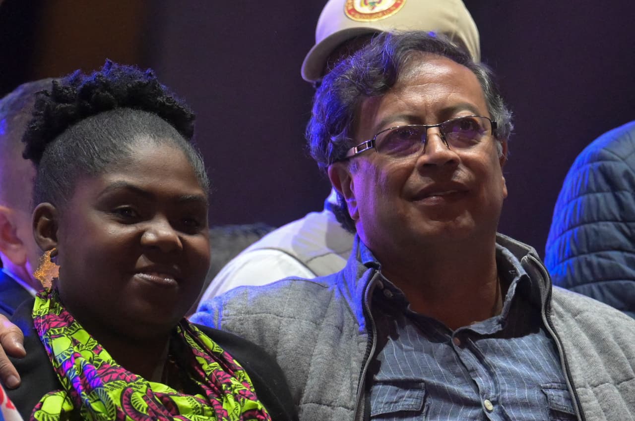 Petro junto a la candidata a la vicepresidencia por la coalición Pacto Histórico, Francia Márquez (izquierda), en su mitin de clausura de campaña. La actual campaña es su último intento por conquistar la presidencia que le ha sido esquiva dos veces. Las encuestas lo dan como favorito, aunque con el pasar de las semanas 
<b>el candidato de derecha Federico Gutiérrez ha recortado diferencia.</b>
