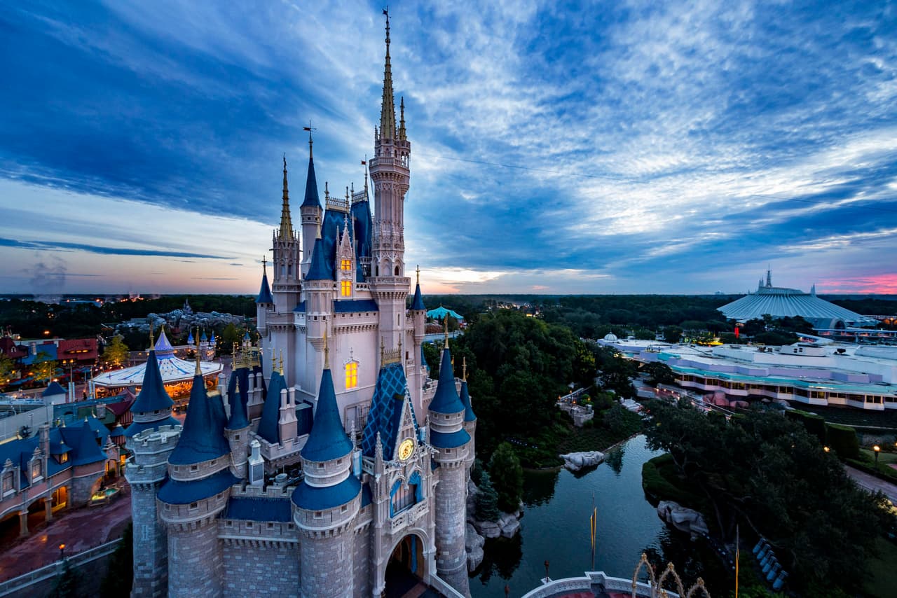 Durante estas cinco décadas, además del Magic Kingdome Disney World abrió otros tres parques temáticos, más de veinte hoteles y y una nómina de 77,000 empleados. 
<br>
<br>La toma aérea muestra el castillo de La Cenicienta en primer plano y otras instalaciones de Walt Disney World en Florida.