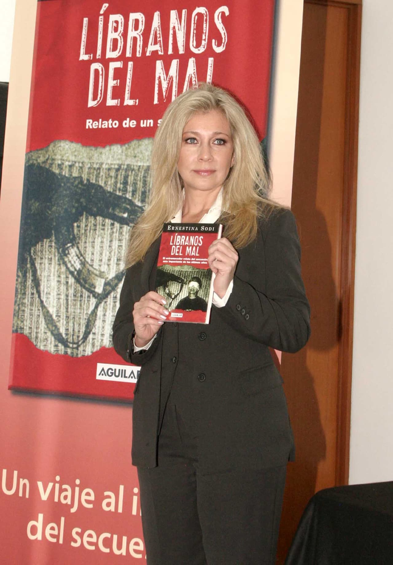 <b>Ernestina</b> escribió el libro 
<i>Líbranos del mal</i>, donde relata todo lo que vivieron en esa pesadilla.
