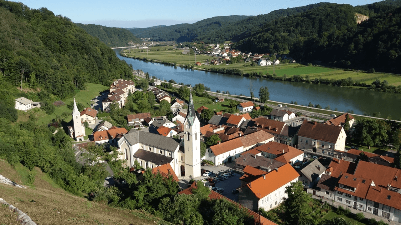 En este pueblo de 5,000 habitantes en Eslovenia, llamado Sevnica, nació Melania Trump en 1970.
<br>