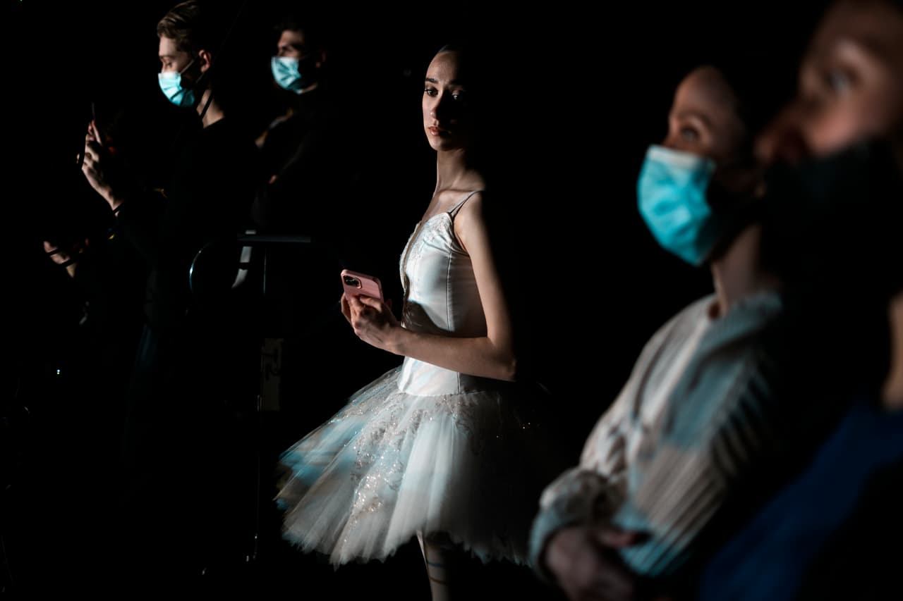 El teatro Chatelet ofreció una estancia a todo el grupo, aunque la actuación de última hora del martes es por ahora su último espectáculo. Todos los beneficios de sus actuaciones se destinarán a organizaciones no gubernamentales que recogen y envían ayuda humanitaria a Ucrania y a los países vecinos.
<br>