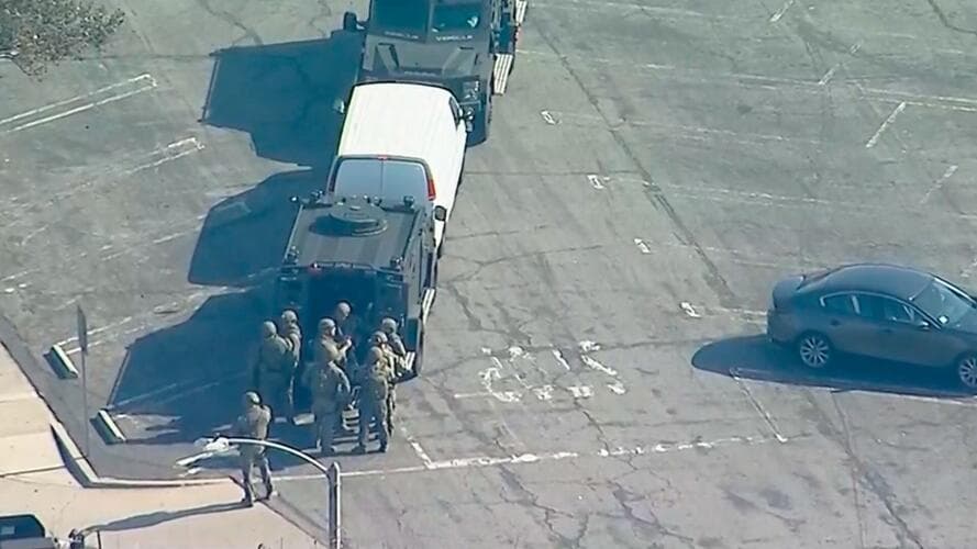 Los oficiales llegaron al estacionamiento en el lado sur de Sepúlveda Boulevard, justo al oeste de Hawthorne Boulevard, en un centro comercial no lejos del Del Amo Fashion Center en Torrance. 
<br>