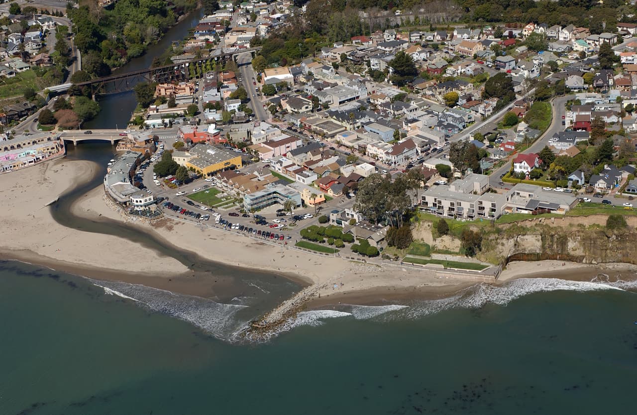 3. 
<b>Capitola Beach, Jetty en Capitola en el condado de Santa Cruz:</b> según el reporte, esta es una playa que ha estado en la lista desde el 2016. “El arroyo Soquel desemboca en el océano cerca de esta playa, descargando bacterias contaminantes de toda la cuenca”.