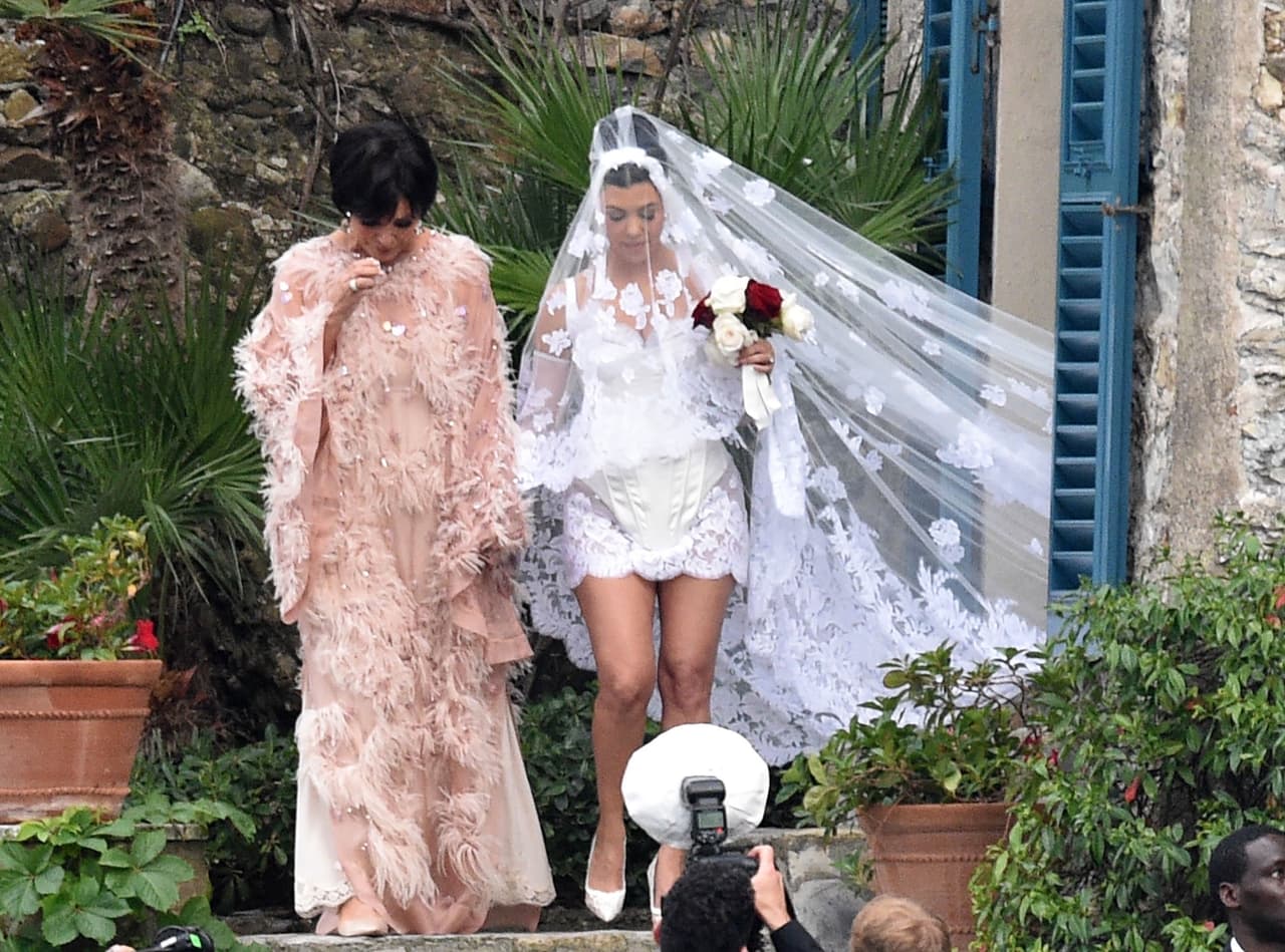 La pieza, también un Dolce & Gabbana como todos los que usaron las Kardashian, tenía detalles de plumas que le dio vaporosidad frente a la costa italiana. 
<br>