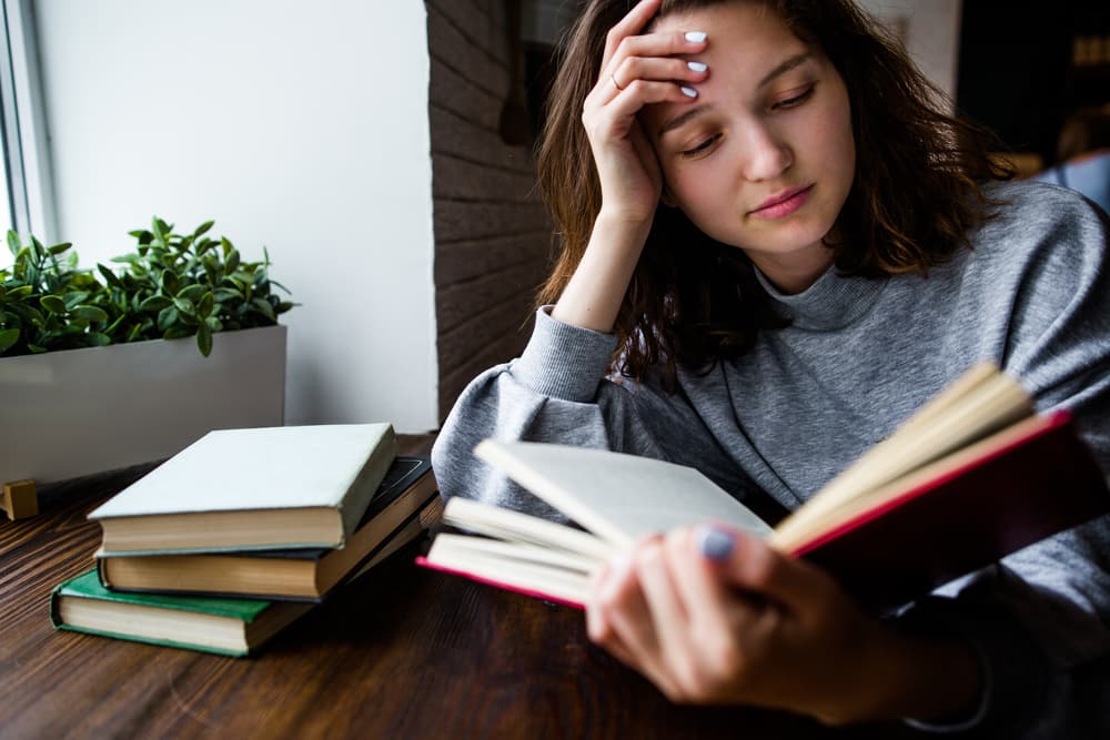 <b>¿Cómo vencer el miedo si eres del signo Escorpión? </b>
<br>Tu signo es muy profundo e intenso y suele encantarse con los misterios de la vida y la muerte, no en vano está regido por planetas como Marte y el misterioso planetoide Plutón. La lectura de libros donde se trate el tema de una manera casual va creando las condiciones reflejas para que poco a poco, esa realidad llamada muerte, sea menos terrible. ¿Temes ser enterrado vivo? Entonces ordena que te hagan una autopsia y así se sabe estás bien muerto antes de darte sepultura.