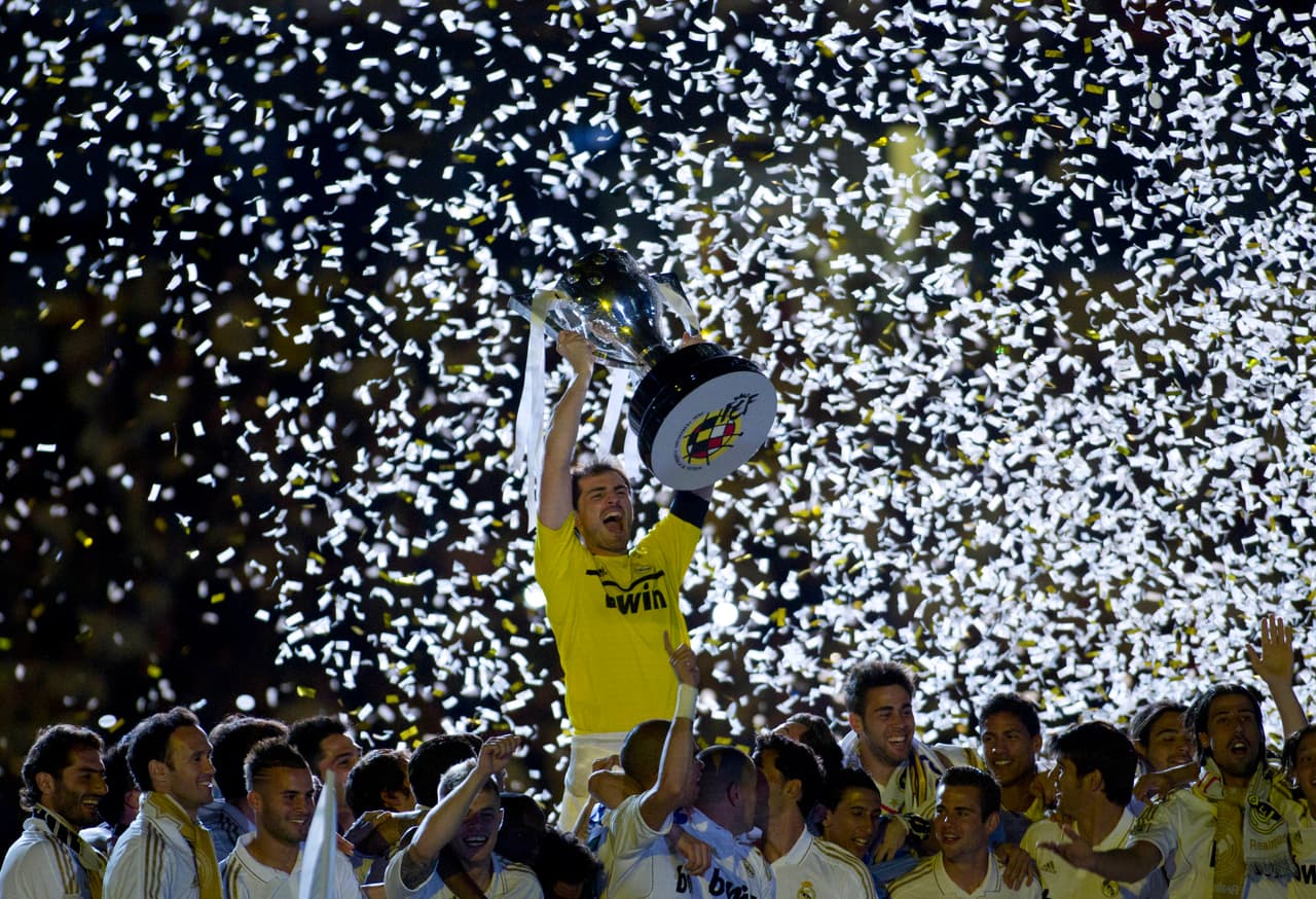 A pesar de sus logros es selección, en Real Madrid veían el avance imparable del Barcelona. Por eso, a la llegada de José Mourinho se buscó un revulsivo para esto. Así que cuando el equipo blanco se impuso en la final de la Copa del Rey contra su archirrival la fiesta volvió a estar en manos de Iker.