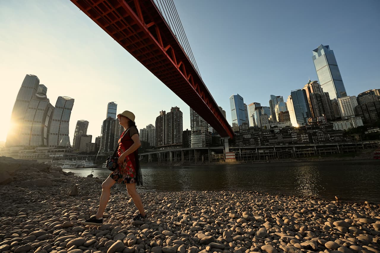 El lecho seco del río Jialing permite incluso pasear por el lugar.