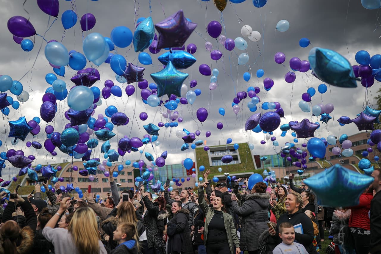 Los padres del bebé británico de 23 meses Alfie Evans, que sufría una enfermedad cerebral degenerativa irreversible, anunciaron este sábado la muerte de su hijo.