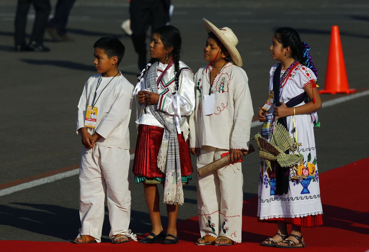 Este grupo de niños indígenas le dieron la bienvenida a Francisco en Morelia.