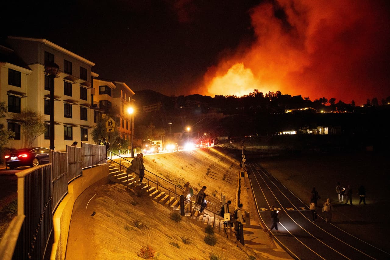 Al poco tiempo de que iniciara el incendio se emitieron órdenes de evacuación que afectaron casi a 20,000 residentes, además se realizaron cierres carreteros.