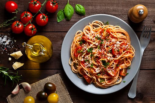 <b>10.</b> Una receta italiana abre la lista de los 10 platillos más deliciosos del mundo con sus 
<b>tallarines con carne a la boloñesa</b>. Tomates, cebolla y carne molida son los elementos clave para esta receta icónica de la región de Bolonia, en el norte del país.