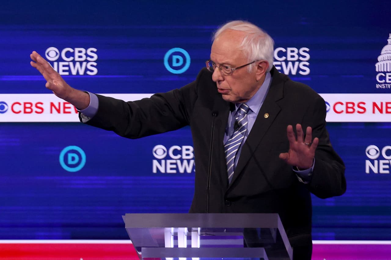 Todos los precandidatos demócratas enfilaron sus críticas contra quien encabeza las encuestas y quien, hasta ahora mantiene la ventaja en las primarias, el senador 
<a href="https://www.univision.com/temas/bernie-sanders">Bernie Sanders</a>. Sus recientes halagos al programa de alfabetización de la revolución cubana fueron fuertemente cuestionados por el resto de los participantes y al final 
<a href="https://www.univision.com/noticias/elecciones-en-eeuu-2020/sanders-defiende-sus-opiniones-sobre-cuba-en-el-caotico-debate-democrata-pero-dice-que-no-es-un-radical">se vio obligado a aclarar que aunque es "socialista", no es radical</a>. También fue criticado por su falta de apoyo al control de armas y la poca claridad financiera de su propuesta de 'Medicare for all'.