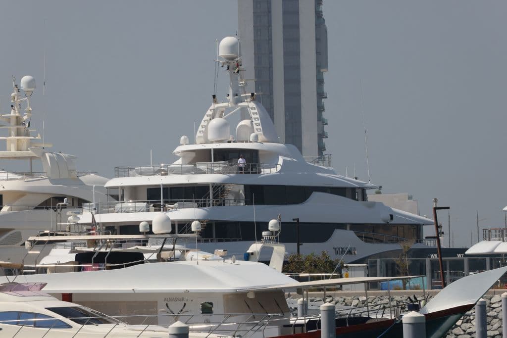El yate Titan que pertenece al empresario ruso Alexander Abramov está atracado en el puerto de Al-Rashid en el Emirato del Golfo de Dubai, el 7 de abril de 2022. Abramov es el presidente de Evraz, el mayor productor de acero de Rusia. Fue sancionado por Australia en abril, pero hasta ahora no ha sido objeto de sanciones por parte de Estados Unidos o la UE.