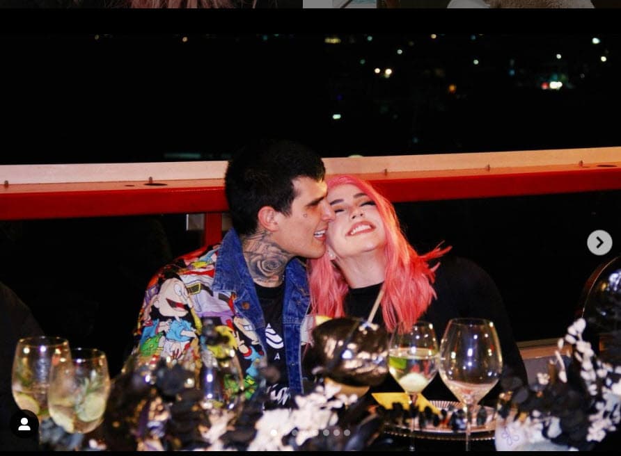 La pareja llegó al aeropuerto de la Ciudad de México el pasado fin de semana en donde fueron entrevistados por varios medios como 
<b>Univision</b> y el tema de Christian Nodal y Belinda salió en la plática. 
<br>