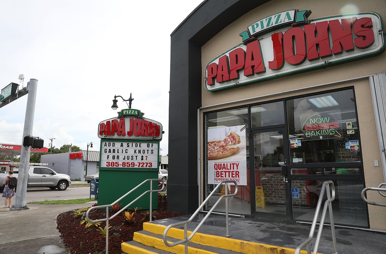 La cadena de pizzas dice que está contratando de inmediato a 20,000 miembros del equipo mientras trabaja para preparar comida y entregarla a domicilio durante la orden de "permanecer en casa" en varios estados de todo el país.