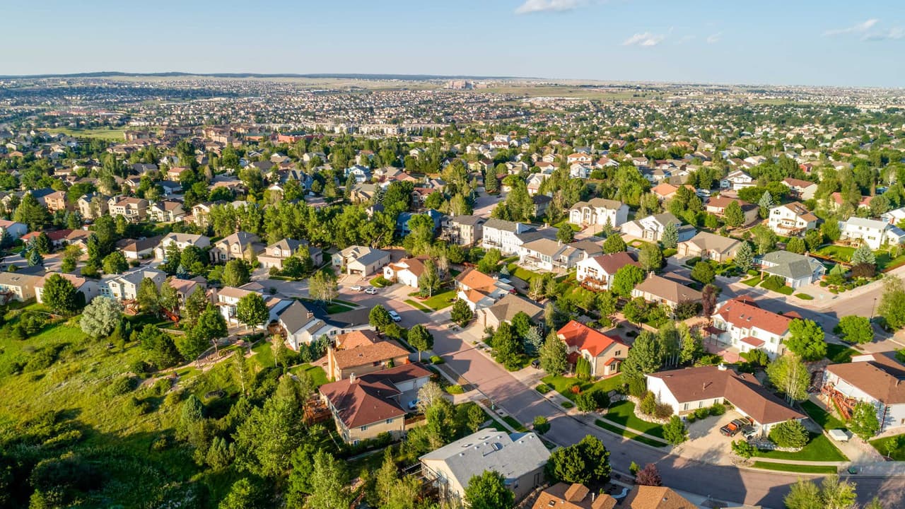 <b>Colorado Springs, en Colorado,</b> se posiciona en el segundo lugar de este ranking con un alza de un 27.3%. Se trata de un crecimiento sostenido de la renta, presumiblemente por el desarrollo urbano y aumento en las plazas de trabajo que experimentan las áreas metropolitanas, como Denver.