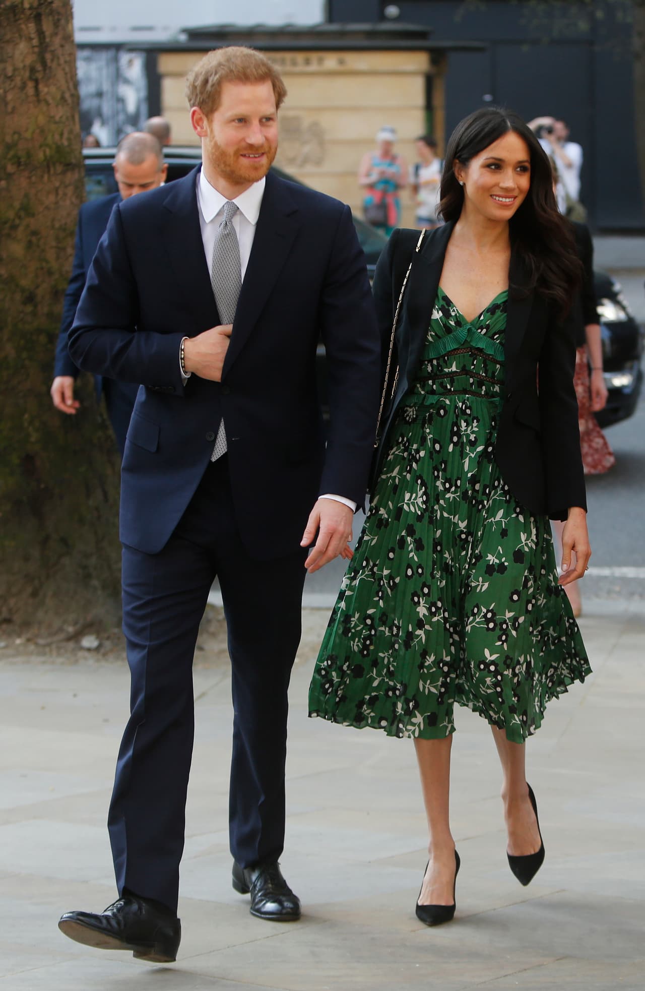 <b>21 de abril, 2018</b>
<br>En un estilo que nos recordó más a Kate, la actriz utilizo un vestido estampado verde de Self-Portrait y un blazer.