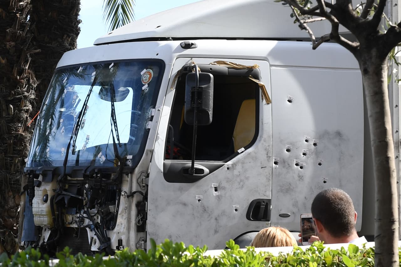 Importantes eventos en Francia han sido vigilados por soldados y policías armados desde los ataques del Estado Islámico el año pasado, pero parece que se necesitó de varios minutos para frenar el avance del camión a través de las aceras y una zona para peatones.