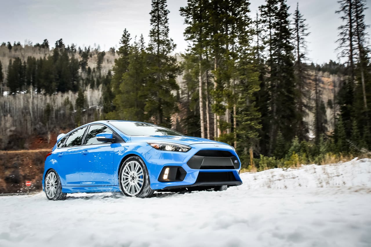 <h3 class="cms-H3-H3"><b>Recomendaciones para manejo en nieve</b></h3>
<br>
<br> - Calma esos nervios, de lo contrario sólo realizarás maniobras erróneas. Si consideras que no estás capacitado para manejar en nieve, evítalo
<br> 
<br> - Suavidad en la conducción siempre serán claves, así como un uso moderado del freno y el acelerador
<br> 
<br> - Si tu auto comienza a derrapar siempre quita el pie del acelerador, no frenes bruscamente, dirige suavemente la dirección hacia el sentido contrario al que va tu auto derrapándose
