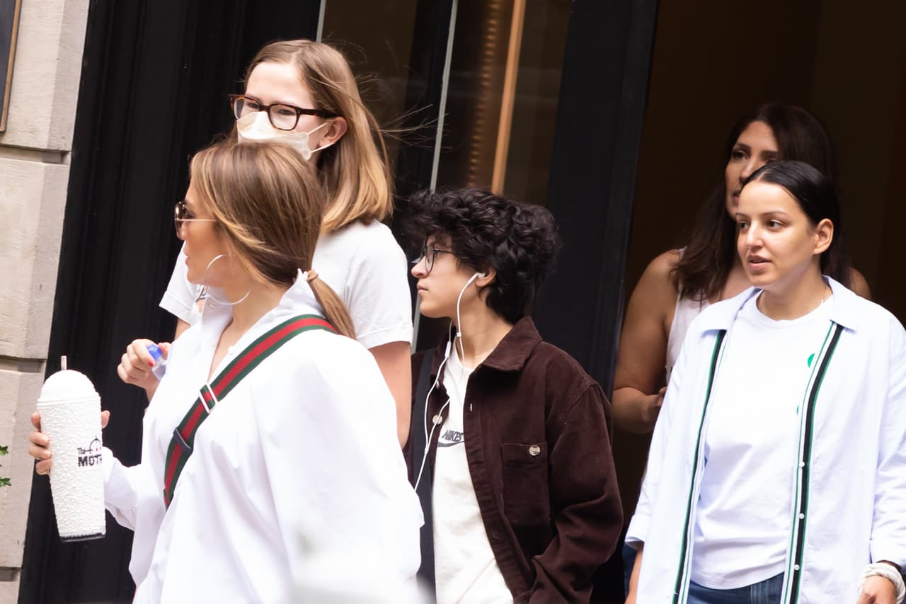 “JLo llevó a los niños sin él [Ben] a la obra de Broadway y llevó a Violet de compras a Bergdorf porque siente que esas son cosas importantes para que los niños experimenten”, indicó el informante al medio.
<br>
