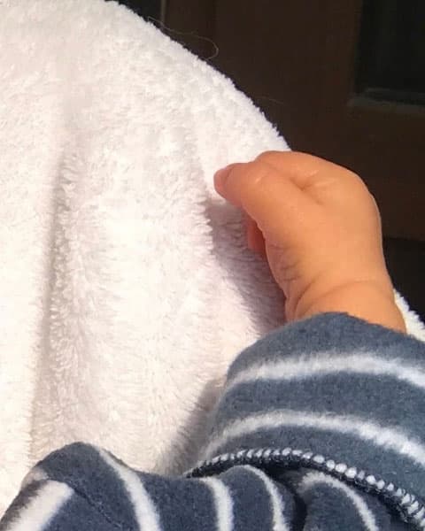 Las primeras fotos del bebé fueron pequeños fragmentos de su cuerpo. La explicación está en que la primera fotografía iban a venderla como exclusiva a la revista People.