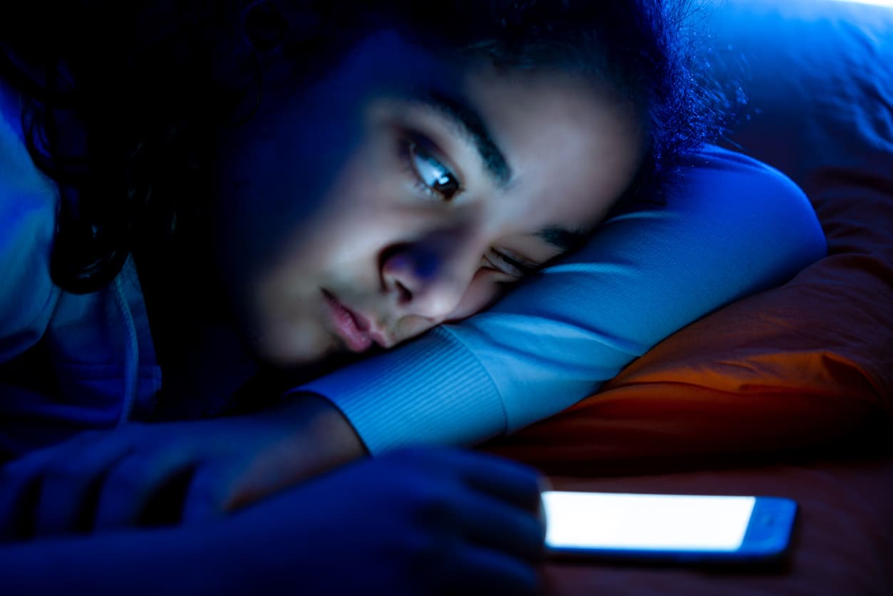 Los filtros de luz azul para pantallas no cuidan la vista ni ayudan a descansar