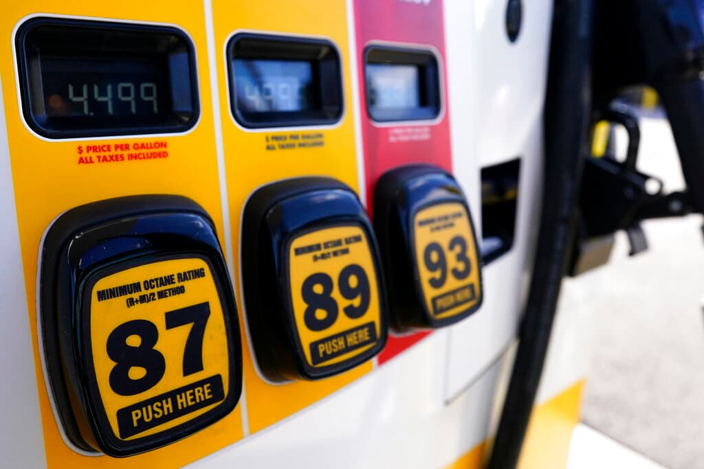 Llena el tanque con 
<b>gasolina con designación “Top Tier”</b>. Las refinerías agregan 
<a href="https://www.univision.com/local/houston-kxln/gasolina-houston-precio-ahorrar-aaa">aditivos a las gasolinas</a> Top Tier que reduce los depósitos de carbón. “Conforme comienzas a tener carbón acumulado, el vehículo no circulará tan eficientemente”, dijo David Bennett, gerente de sistemas de reparación de la Asociación Estadounidense del Automóvil (AAA, por sus siglas en inglés). Las marcas de gasolina con esos aditivos tienen engomados en las bombas. Puedes encontrarlas en: https://toptiergas.com/licensed-brands/
