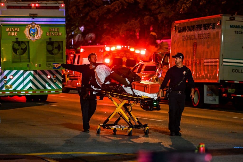 Unas 80 unidades de trabajadores de emergencias acudieron al lugar.
